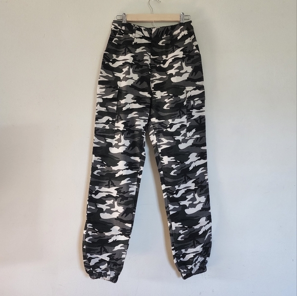 Pretty Little Thing Grey camo print cargo trousers size 4 NWT - Picture 1 of 8